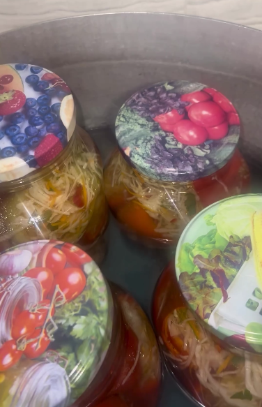 Це так смачно, що словами не передати! Перець фарширований капустою на зиму - відмінний рецепт!