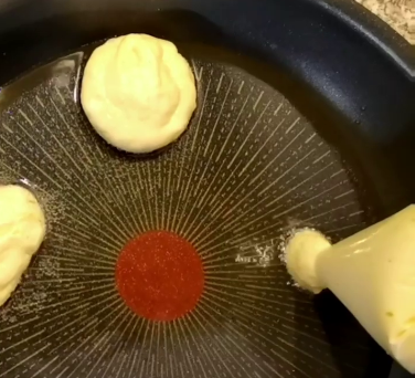 Улюблений сніданок - пишні оладки-пончики без дріжджів на кефірі. Так готує моя свекруха!