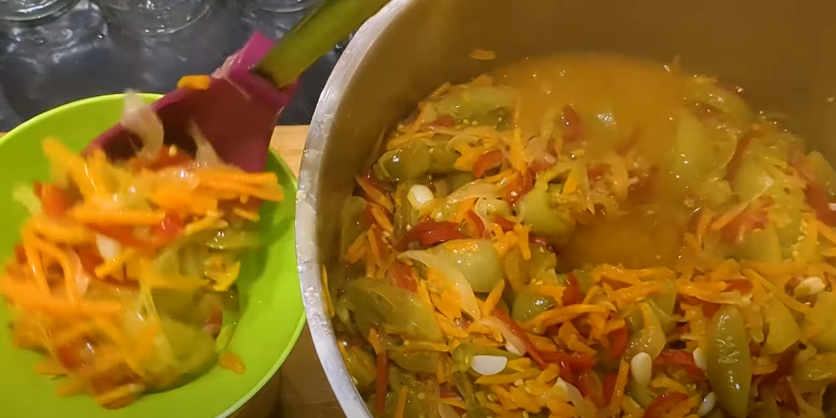 Взимку пальчики оближеш! Салат із зелених помідорів на зиму - дуже смачний салатик за старим, перевіреним рецептом моєї мами!