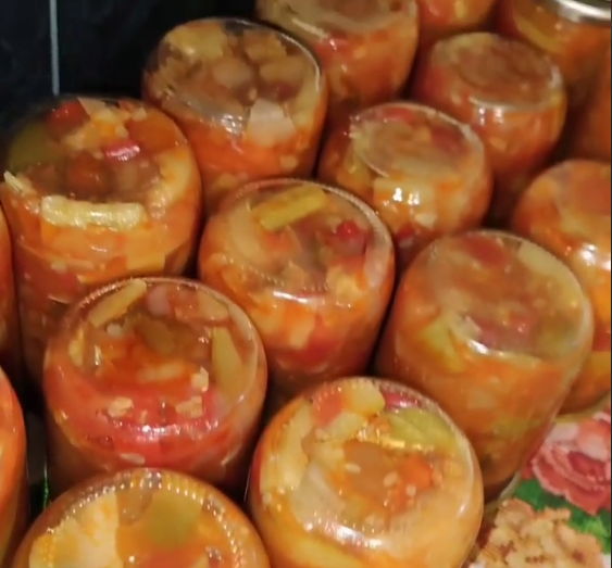 Кабачковий салат на зиму "Анкл бенс" - це супер смачно. Універсальна щорічна заготівля, яка завжди виручає!