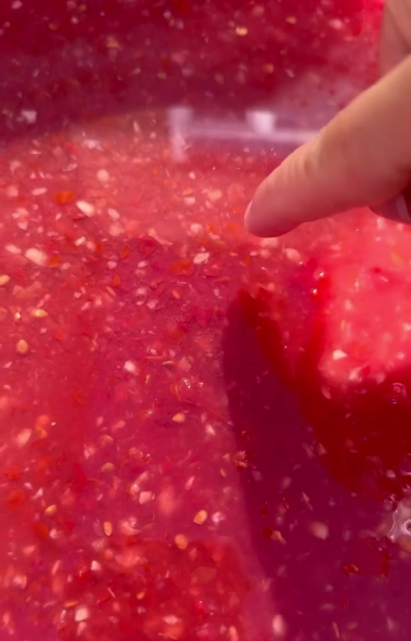 Рецептів аджики дуже багато, я пропоную рецепт аджики БЕЗ варіння, цукру і оцту! Ароматна, в міру ніжна та пікантна заготовка на зиму!