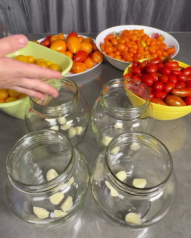 Мариновані помідори на зиму "за вуха не відірвеш". Розсіл та помідори виходять надзвичайно смачними