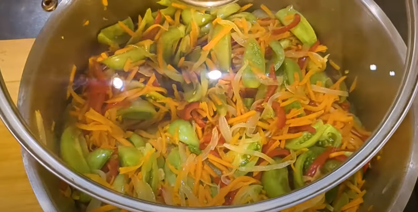 Взимку пальчики оближеш! Салат із зелених помідорів на зиму - дуже смачний салатик за старим, перевіреним рецептом моєї мами!