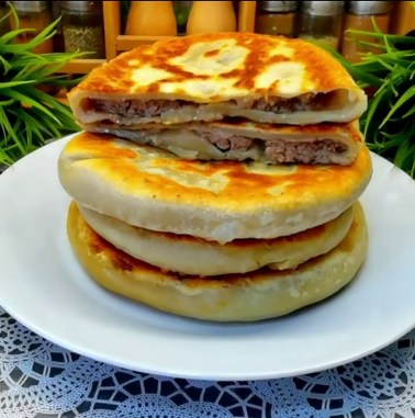 Неймовірно смачні та соковиті коржі з фаршем, щось середнє між біляшами та чебуреками