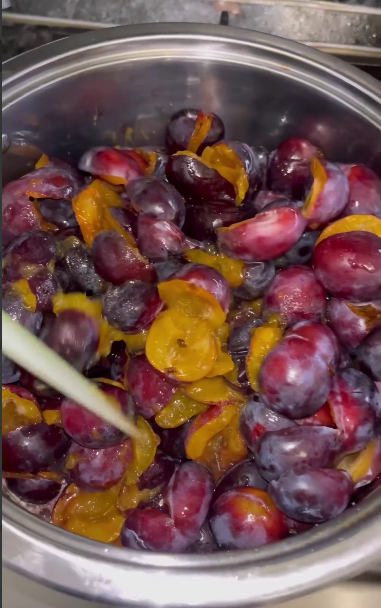 Густий і такий смачний сливовий джем - взимку смакує до пирогів, булочок, оладок чи млинців!!