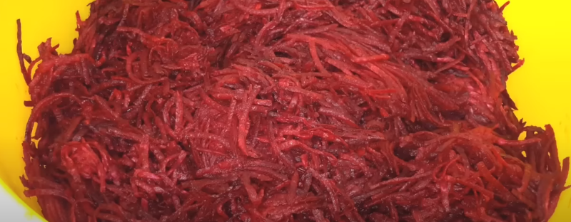 Рецепт-знахідка! Це стане Вашою улюбленою заготовкою! Салат «Оленка» з буряка на зиму – дуже смачний, універсальний і має гарний рубіновий колір