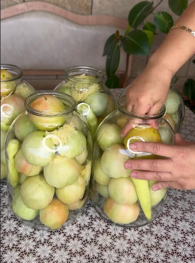 Сказати, що вони смачні - не сказати нічого! Дуже смачні, хрусткі мариновані зелені помідори! Хтось їх називає "Сніжинки", але ми їх називаємо "Часникові"