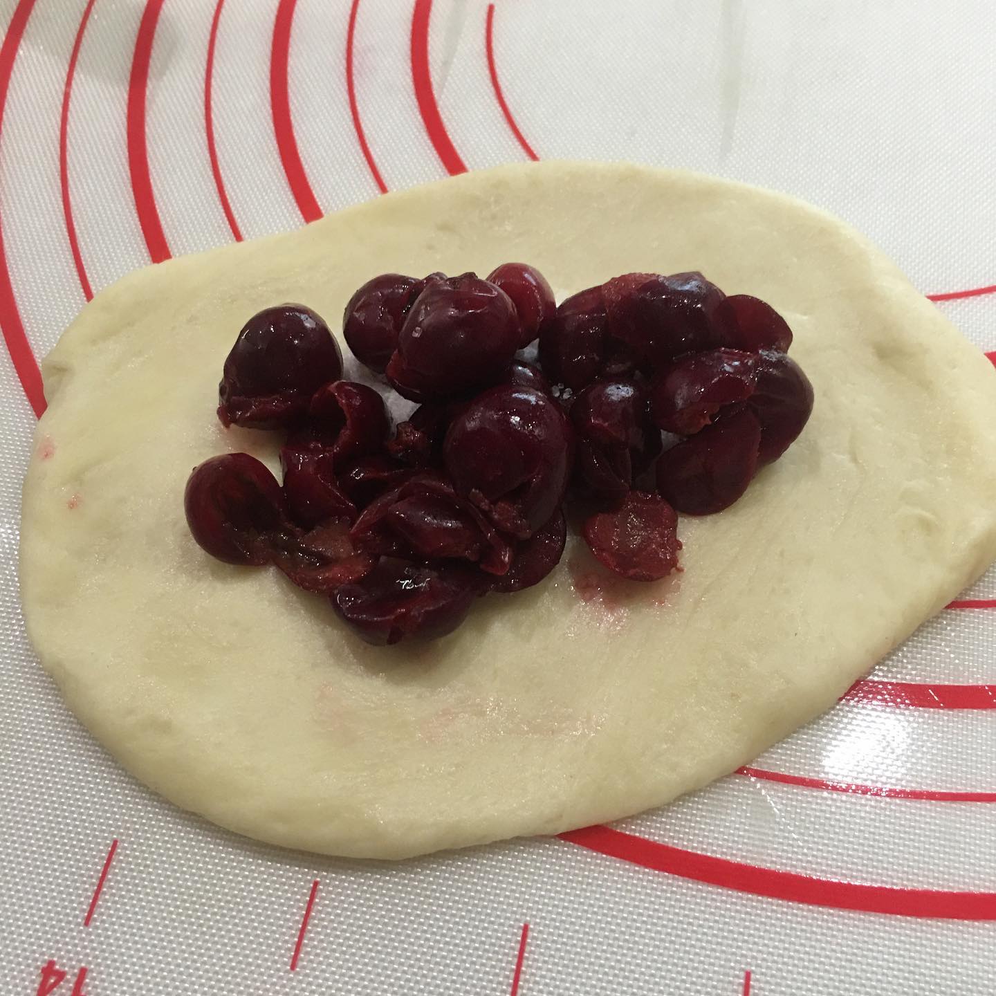 Солодкі печені пиріжки з вишнями - люблю коли тоненьке дріжджове тісто і багато соковитої начинки