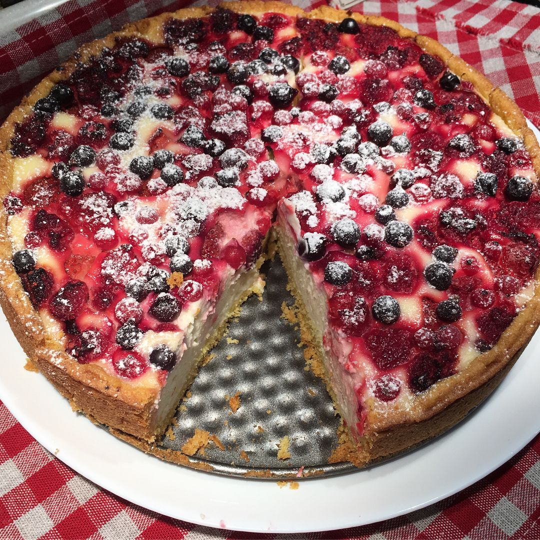 Рецепт пісочного пирога з сирною начинкою і ягодами - це найсмачніша випічка до чаю, а готується на раз-два!