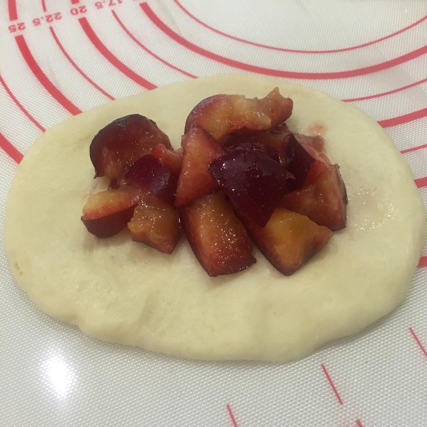 Солодкі печені пиріжки з вишнями - люблю коли тоненьке дріжджове тісто і багато соковитої начинки