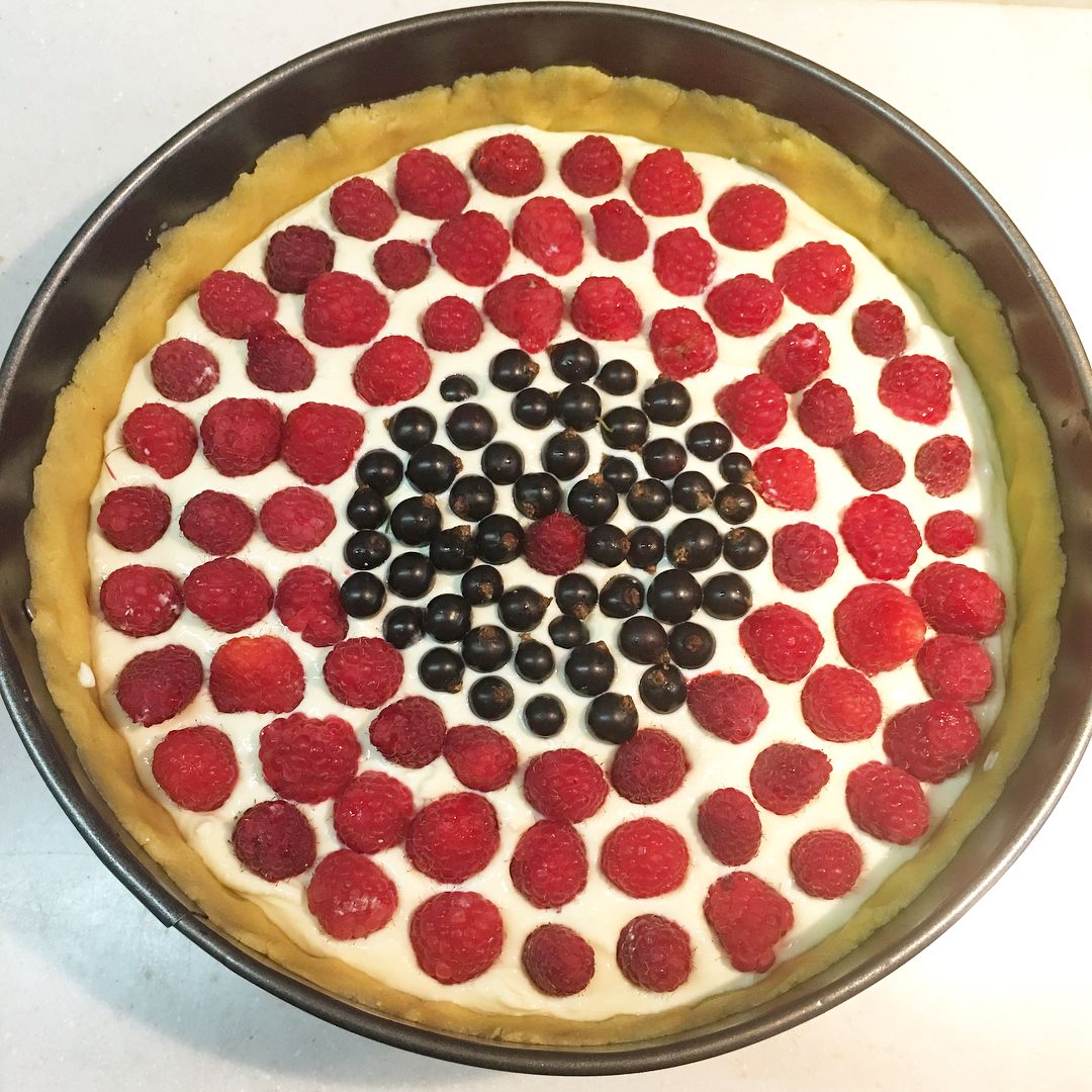 Рецепт пісочного пирога з сирною начинкою і ягодами - це найсмачніша випічка до чаю, а готується на раз-два!