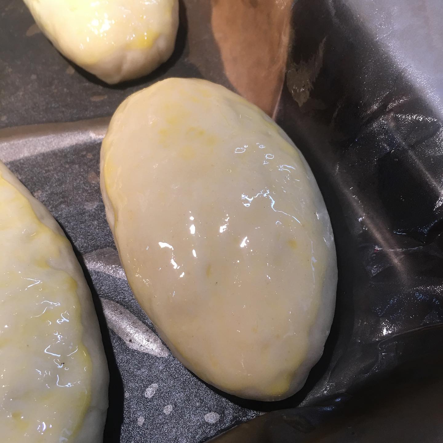 Солодкі печені пиріжки з вишнями - люблю коли тоненьке дріжджове тісто і багато соковитої начинки