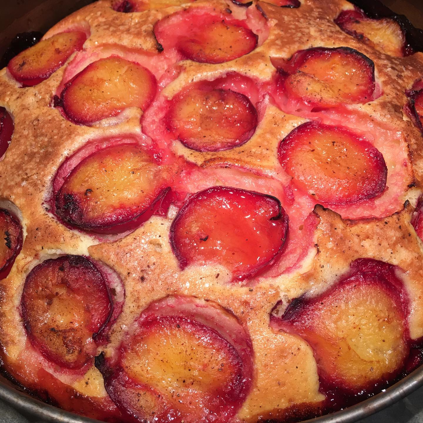 Сливова бомба! Готувати простіше простого, без блендера та вагів! Пиріг зі сливами - пишний, повітряний, але водночас не сухий!