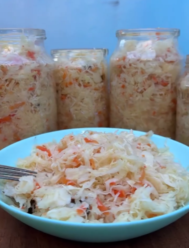 Квашену капусту, вже понад 15 років готуємо тільки так! Дуже смачна, хрумка і довго зберігається!