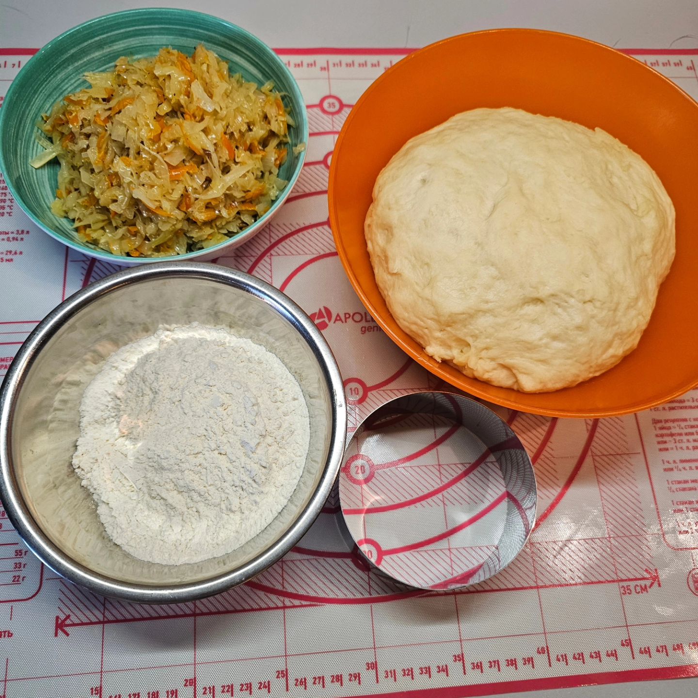 Печені пиріжки з капустою - цей рецепт найпростіший, а випічка виходить найсмачнішою!