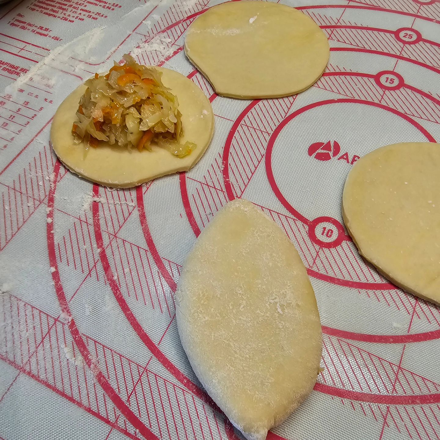 Печені пиріжки з капустою - цей рецепт найпростіший, а випічка виходить найсмачнішою!