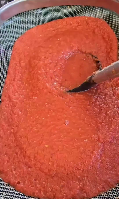 Показую, як я готую смачний томатний сік БЕЗ соковижималки на зиму! Це кращий рецепт з усіх, які я знаю!