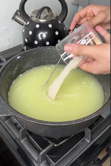 Простіше рецепту не знайдете! Показую, як приготувати справжню моцареллу в домашніх умовах! Потрібно лише 2 л молока і сіль!