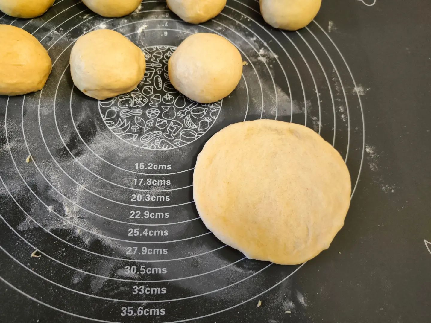 Найсмачніші булочки з сосисками - ділюсь своїм улюбленим рецептом приготування в домашніх умовах