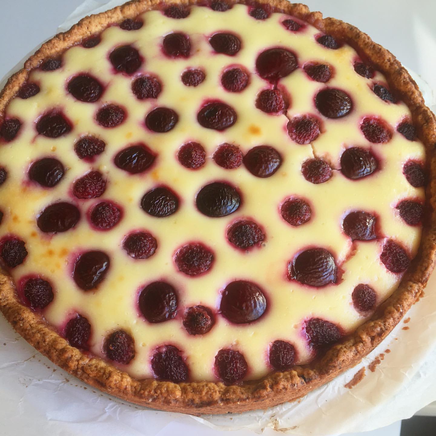 В мене вже в хід ідуть заморожені ягідки! Пісочний пиріг з сирною начинкою і ягодами - це неймовірно смачно і просто!