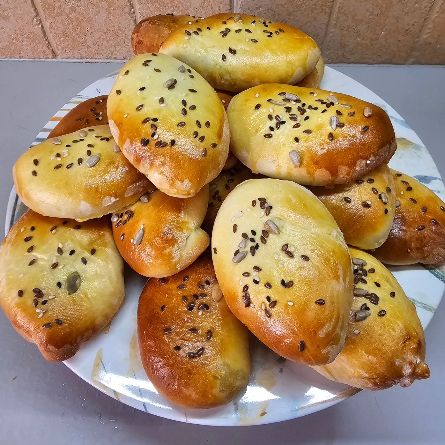 Печені пиріжки з капустою - цей рецепт найпростіший, а випічка виходить найсмачнішою!