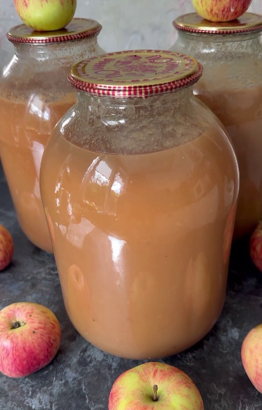 Готувати яблучний сік дуже просто! І я щороку закручую його на зиму з будь-яких яблук - це смачно і корисно!
