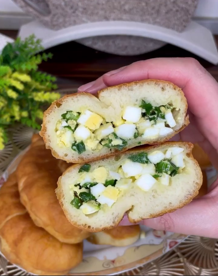 Пиріжки за цим рецептом виходять смачні і хрусткі, їх можна смажити і випікати в духовці. З цим тістом працювати одна насолода!