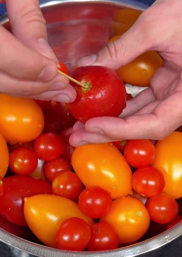 Рецепт, тих самих «Оксамитових помідорів»! Неймовірно смачні і запашні помідори з чорнобривцями на зиму