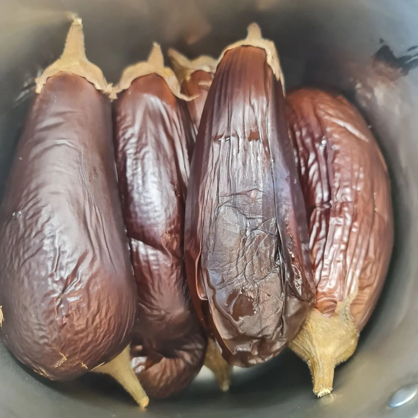 Це мій фаворит, вона просто божественна! Баклажанну ікру тепер готую так! Саме ця ікра має яскраво виражений смак баклажанів!