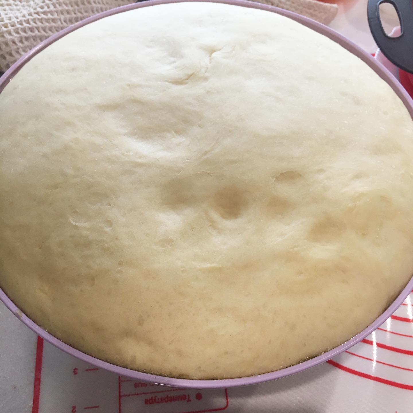 Солодкі печені пиріжки з вишнями - люблю коли тоненьке дріжджове тісто і багато соковитої начинки