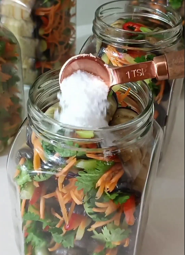 Рулетики із баклажанів на зиму. Така закуска прикрасить будь-яке застілля! Неймовірно смачні, апетитні і красиві овочі в банці