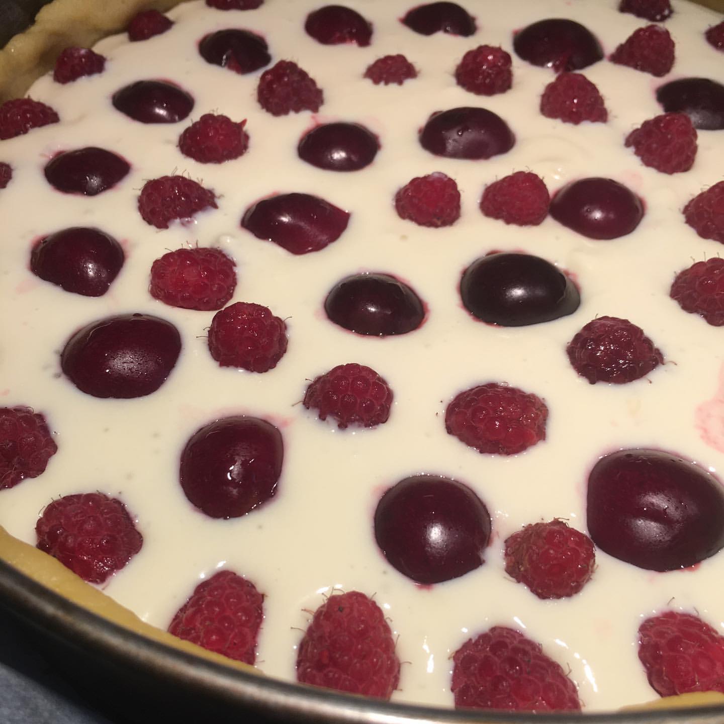 В мене вже в хід ідуть заморожені ягідки! Пісочний пиріг з сирною начинкою і ягодами - це неймовірно смачно і просто!