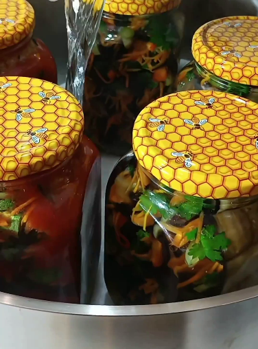 Рулетики із баклажанів на зиму. Така закуска прикрасить будь-яке застілля! Неймовірно смачні, апетитні і красиві овочі в банці