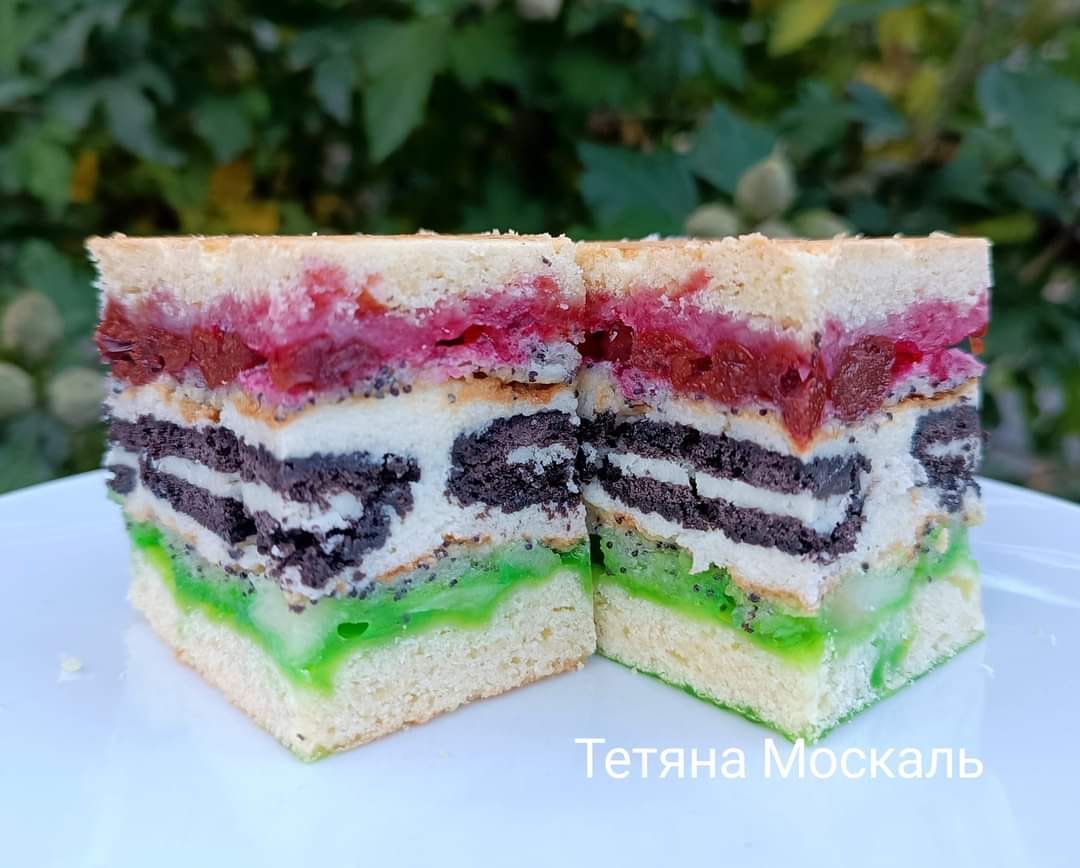 Авторський пляцок української господині з фруктовим смаком та печивом "Орео" - вийшло гране поєднання і в розрізі, і на смак