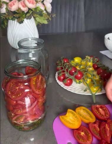 Дуже смачні оригінальні помідори на зиму половинками - готую їх у пікантному маринаді, який випиваємо до останньої краплі!