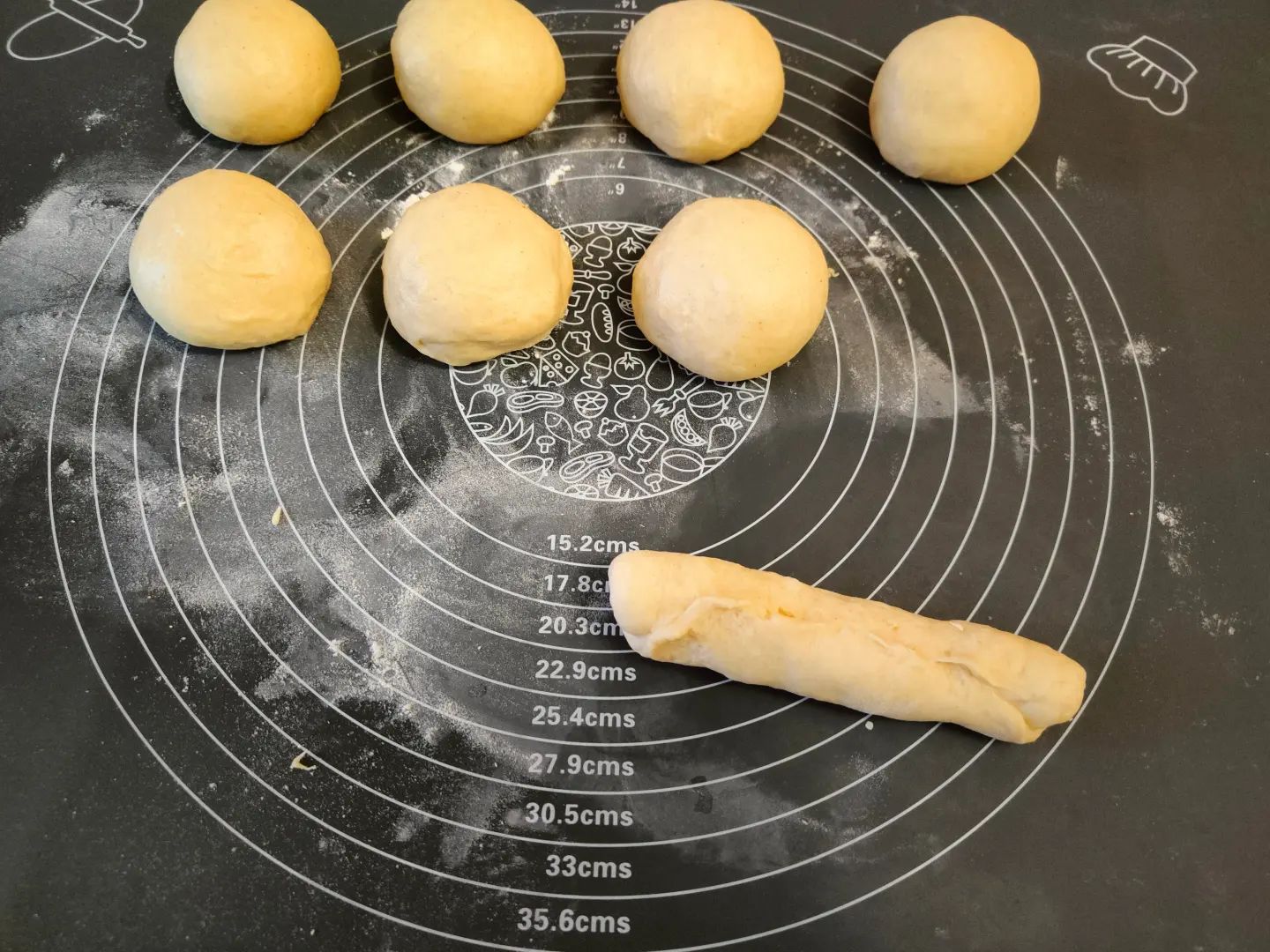 Найсмачніші булочки з сосисками - ділюсь своїм улюбленим рецептом приготування в домашніх умовах