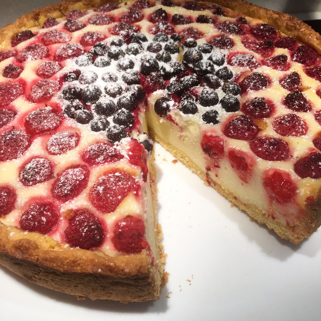 Рецепт пісочного пирога з сирною начинкою і ягодами - це найсмачніша випічка до чаю, а готується на раз-два!