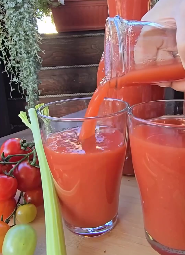 Показую, як я готую смачний томатний сік БЕЗ соковижималки на зиму! Це кращий рецепт з усіх, які я знаю!