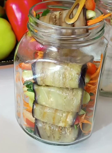 Рулетики із баклажанів на зиму. Така закуска прикрасить будь-яке застілля! Неймовірно смачні, апетитні і красиві овочі в банці