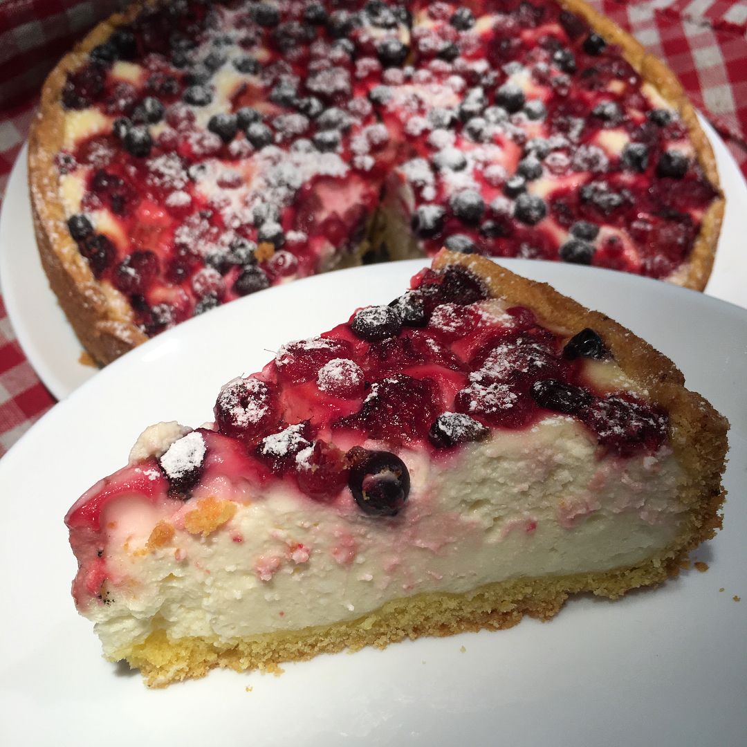 Рецепт пісочного пирога з сирною начинкою і ягодами - це найсмачніша випічка до чаю, а готується на раз-два!