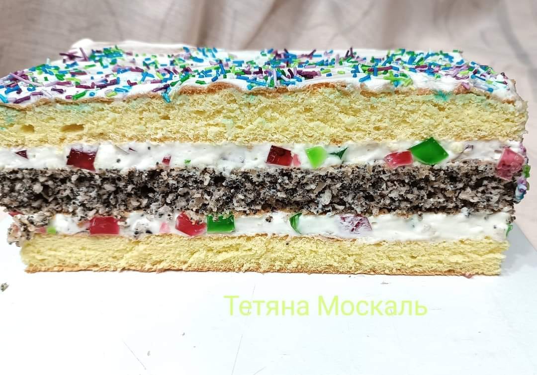 Бісквітний пляцок з маково-кокосовим коржем і сметанним кремом з желе за рецептом чудової господині