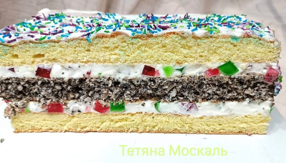 Бісквітний пляцок з маково-кокосовим коржем і сметанним кремом з желе за рецептом чудової господині