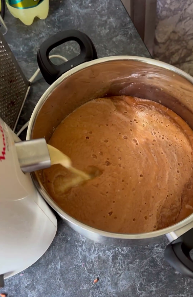 Готувати яблучний сік дуже просто! І я щороку закручую його на зиму з будь-яких яблук - це смачно і корисно!