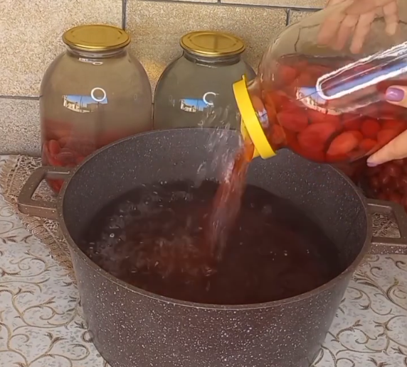 Компот із кизилу на зиму - готується без стерилізації і чудово зберігається. Розрахунок на 3 л банку