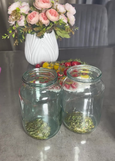 Дуже смачні оригінальні помідори на зиму половинками - готую їх у пікантному маринаді, який випиваємо до останньої краплі!