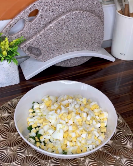 Пиріжки за цим рецептом виходять смачні і хрусткі, їх можна смажити і випікати в духовці. З цим тістом працювати одна насолода!