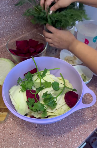 Цю солену капусту я готую БЕЗ оцту! Хрумка, смачна капуста із бурячком, яка готується на раз-два!