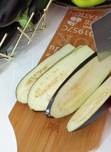 Рулетики із баклажанів на зиму. Така закуска прикрасить будь-яке застілля! Неймовірно смачні, апетитні і красиві овочі в банці