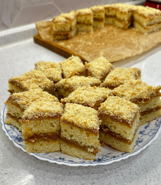 Швидкий пляцок для домашнього чаювання - рецепт простенький і доступний, а смак просто неперевершений!