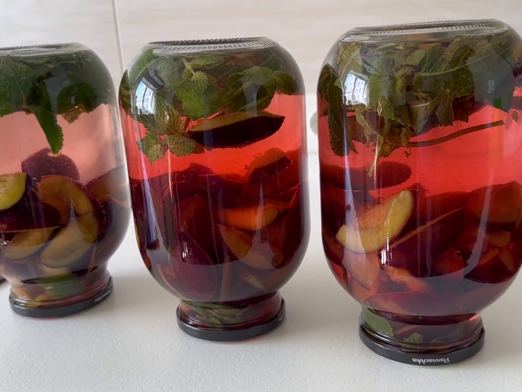 Сливовий компот із м'ятою на зиму - рецепт найпростіший, а смак просто неймовірний